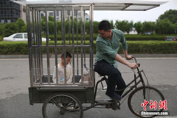 為載癡兒看風(fēng)景-父親自制愛心“鐵籠車”4