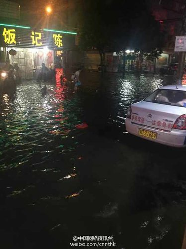 而湖北荊州監(jiān)利縣由于持續(xù)降雨，多條道路被淹，水深大約60公分，目前當(dāng)?shù)卣诮M織公安，武警等部門轉(zhuǎn)移群眾。