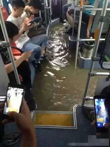 6月2日，江蘇多地出現(xiàn)暴雨，省會南京更是達到大暴雨級別，這是南京今年來最大的一場雨，全城被淹，部分地區(qū)水深及腰。雖未到梅雨季節(jié)，但南京這場雨，已頗具汛期神韻。