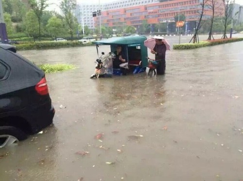 圖為暴雨中的南京。1