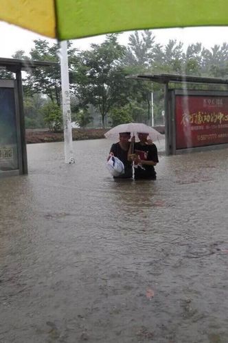 圖為暴雨中的南京。4