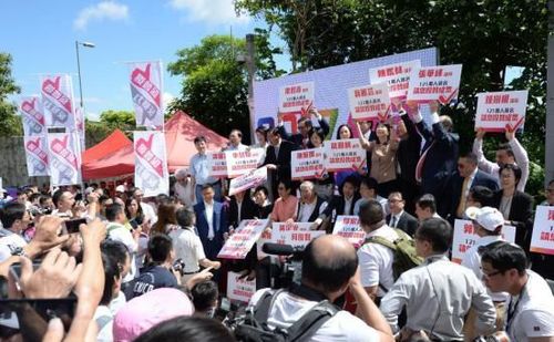 　6月17日上午，香港政府就政改方案提交立法會審議表決。圖為支持政改方案的香港團體在立法會大樓外集會。