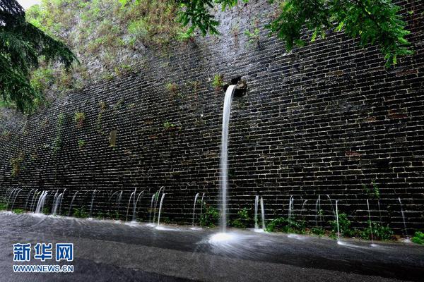 　 6月27日，南京明城墻太平門段再現(xiàn)“龍吐水”景觀。　　