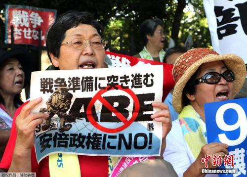 地時間2015年7月15日，日本東京，民眾在國會前集會示威，抗議安倍政府推出的新安保法案。部分示威者與警方發(fā)生沖突。