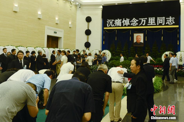 7月22日，萬里遺體在北京火化，社會各界人士前往八寶山殯儀館進(jìn)行悼念。 中新社發(fā) 盛佳鵬 攝