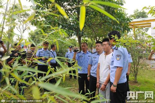 2015年07月20日，安徽滁州，菱溪湖公園兇殺案犯罪嫌疑人在菱溪湖公園進(jìn)行犯罪現(xiàn)場指認(rèn)。1