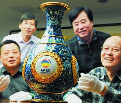 《四海升平》景泰藍(lán)賞瓶由中國七位國家級、北京市工藝美術(shù)大師聯(lián)手創(chuàng)作，以藏于北京故宮博物院的霽紅釉玉壺春瓶為原型，實現(xiàn)了傳統(tǒng)和創(chuàng)新的融合。