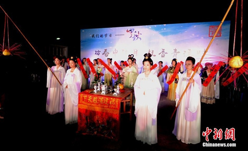 福州重現(xiàn)中秋祭月祈福活動 劉可耕 攝