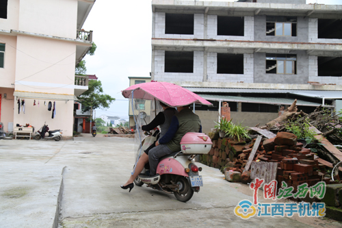 這輛換了三次電瓶的電動(dòng)車(chē)，是王勇妻子鄭紅梅接送孩子的專(zhuān)車(chē)?！拔矣旭{照，很想買(mǎi)輛二手車(chē)接送孩子，但王勇把錢(qián)都捐給困難的當(dāng)事人，家里沒(méi)錢(qián)?！? suffix=