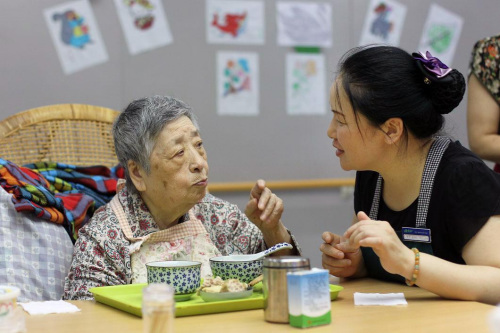 虹口區(qū)首個“長者照護(hù)之家”，午餐三菜一湯，營養(yǎng)軟糯適合老人口味。