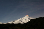 智利一座火山出現(xiàn)活躍跡象 熔巖照亮火山口