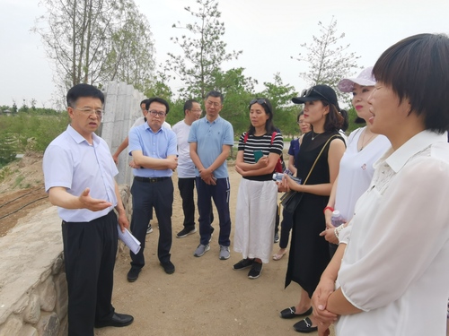 2020年6月21日下午，民建寧夏區(qū)委會組織會員到銀川市賀蘭山下的志輝源石酒莊調(diào)研。