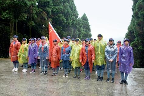 2018 年 4 月，梁安琪組織 100 名員工前往井岡山開(kāi)展愛(ài)國(guó)教育