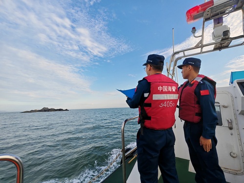 2024年6月7日，山東煙臺(tái)海警局長(zhǎng)島工作站執(zhí)法員位轄區(qū)海域巡查海島（盧煜萱 攝）