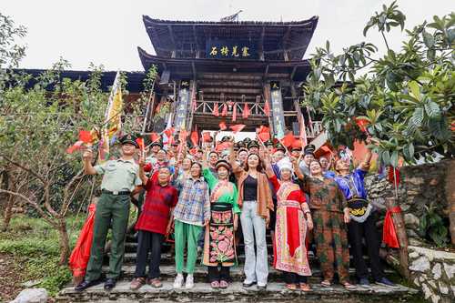 武警北川中隊(duì)官兵與北川羌族人民在石椅羌寨合影留念（楊閩攝）