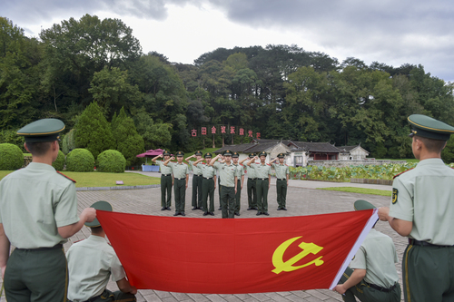 上杭中隊官兵開展主題黨日活動  王永欣攝的副本