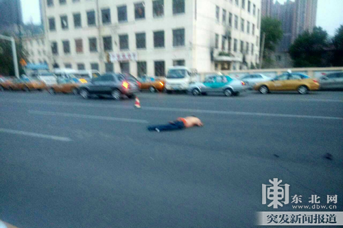 凌晨男女赤裸上身馬路上吵架被撞雙亡