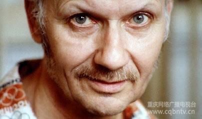 俄羅斯殺人狂——Andrei Chikatilo　　Andrei Chikatilo 曾經(jīng)是一名受人尊敬的老師，在家人眼中更是一個(gè)慈祥和藹的祖父，在鄰居眼中則是一個(gè)快樂的已婚男人，他是那一種在“可能是連環(huán)殺手”的嫌疑名單中排名最低的人，偏偏他正是俄羅斯一連串虐殺和食人案件的元兇。