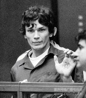 惡魔的首席門徒——Richard Ramirez 　　在 1984 年至 1985 年的一年里，洛杉磯和三藩市都被一片恐怖的氣氛所籠罩，一切也是因?yàn)橐幻衩氐倪B環(huán)殺手所致。他喜歡偷偷在晚上潛入別人的家中，然后把成年的男性射殺或扼死，再把女性和小孩暴力強(qiáng)奸、殺害再肢解，在完事后則下他的標(biāo)志——一個(gè)倒轉(zhuǎn)的五角星，在墻上、在鏡子上，甚至在死者身上