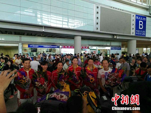  14日，在里約奧運會摘得女子重劍團(tuán)體賽銀牌的中國女子重劍隊抵達(dá)北京。呂春榮 攝